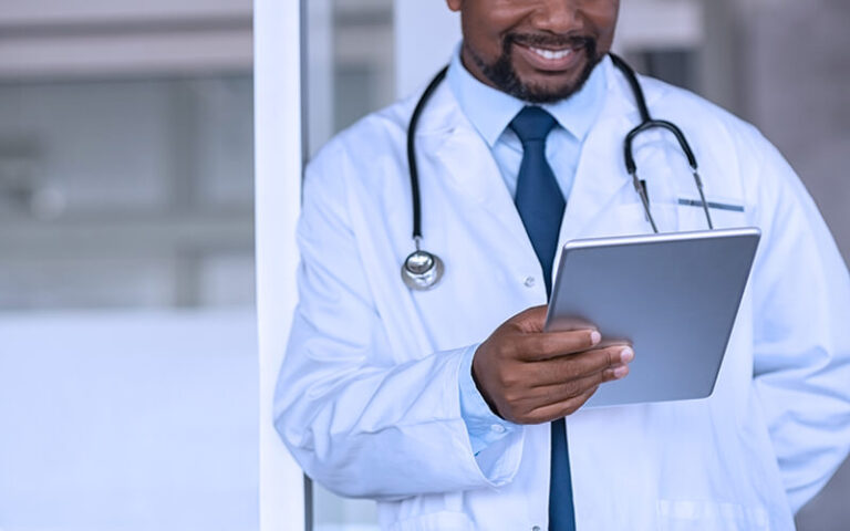 laudo medico medico de jaleco olhando tablet