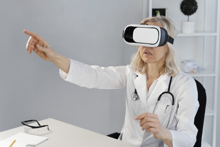 médico usando óculos de realidade virtual