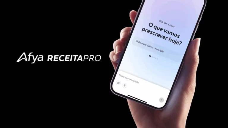 Mão segurando um celular com o app Receita Pro aberto ao lado do logo da nova ferramenta